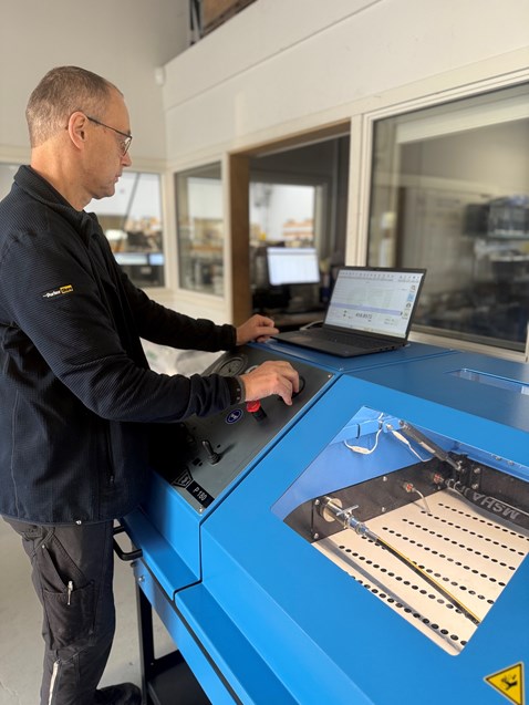 Trykprøvning af hydraulikslange på Uniflex P 180 testbænk hos Hymatik i Odense.